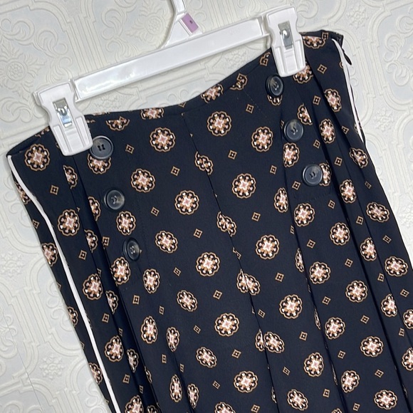 GB Gianni Bini | High Waist Black Plazzo Pants w/Gold Pattern & White Pi… - Picture 4 of 12